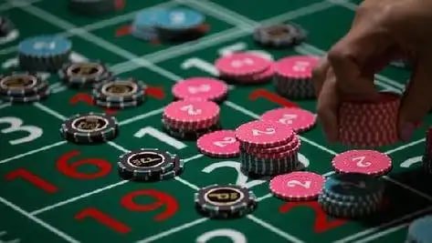 Antarmuka permainan Microgaming menampilkan tabel pembayaran, kontrol taruhan, dan tombol putar